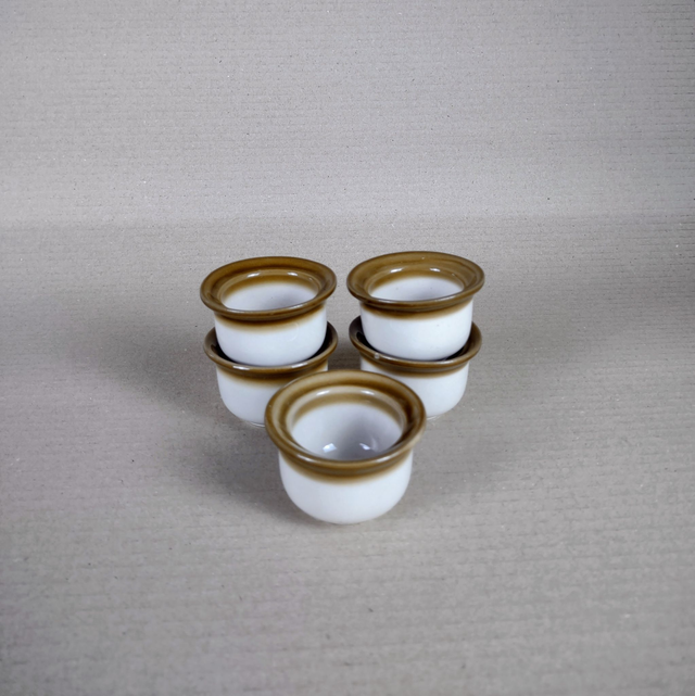 CP Colditz | Rond Eierdopje (diameter 6,0 cm | hoogte 4,0 cm) voormalig DDR Crème met bruine bies aan bovenrand | Vintage