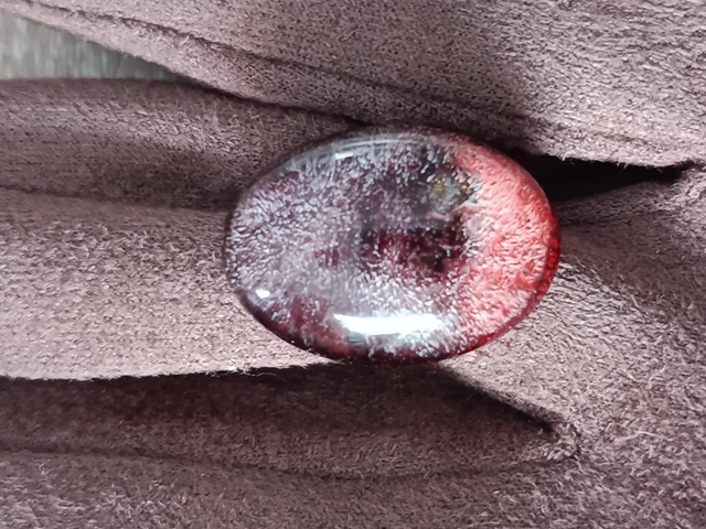 "Graine d'éclipse", bague réglable en laiton avec cabochon en résine