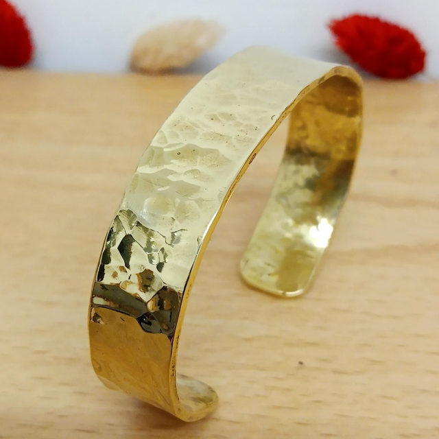 Bracelet en laiton martelé large - bienfaisant et élégant