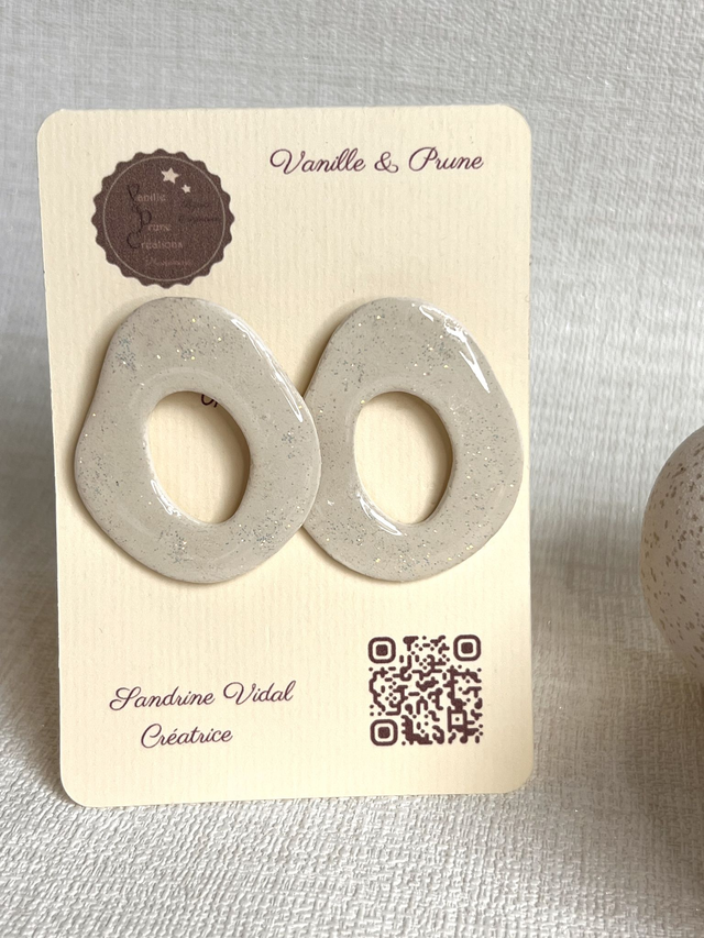 Boucles d'oreilles forme beignet, ajourées et décos pailletées très fines AB