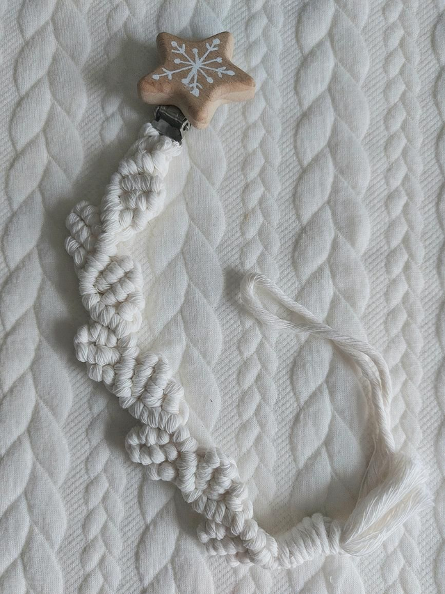Attache tetine macramé etoile des neige 