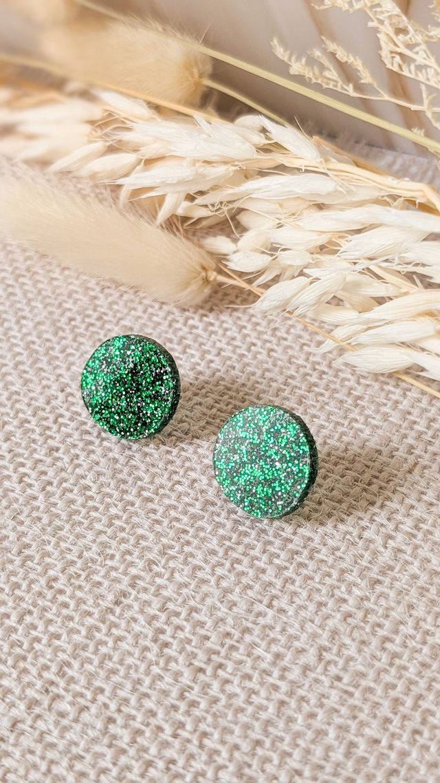 Petites boucles rondes asymétriques vertes pailletées