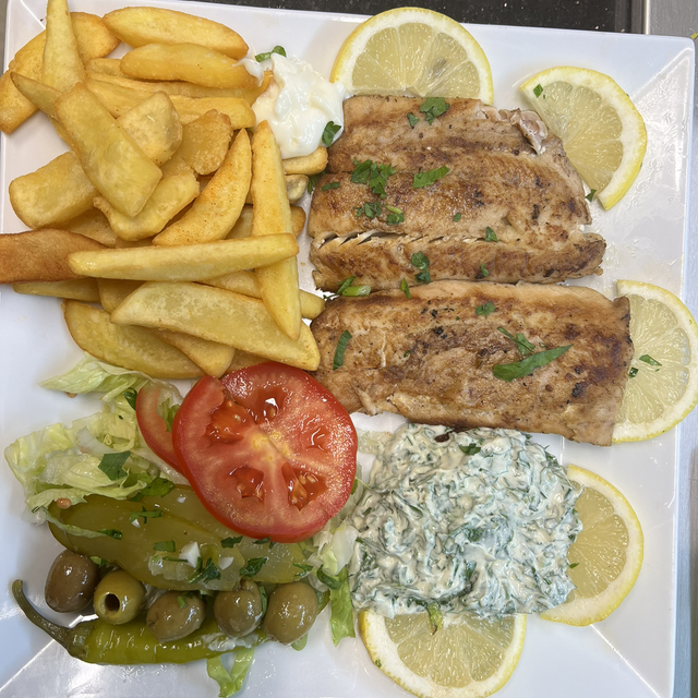 Samak belbahdonsieh Wildlachs mit Batata u Salat bagdonsieh 