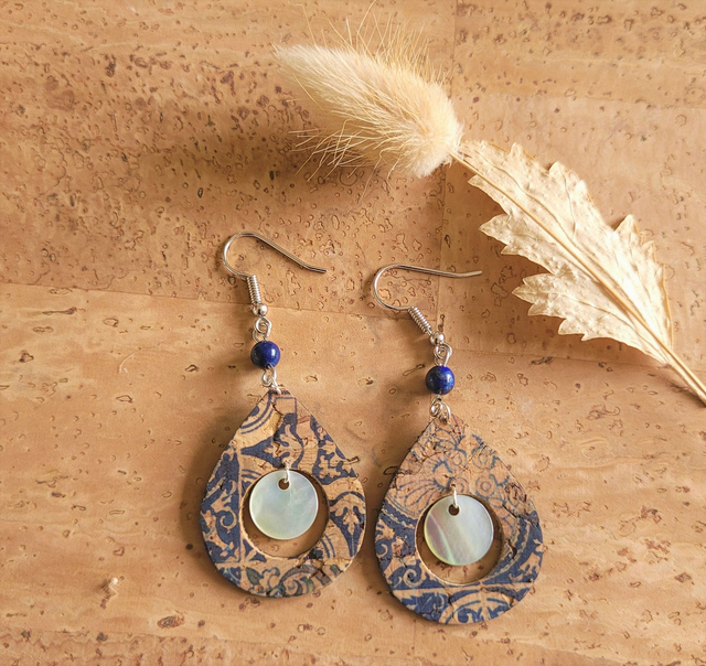 Boucles d'oreilles en liège, lapis lazuli et nacre ༄