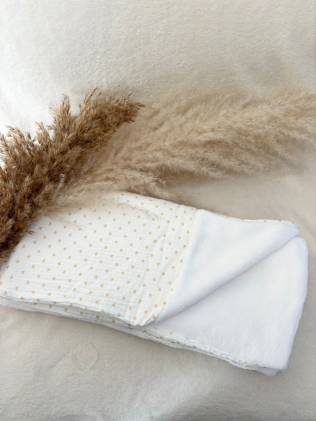 Couverture cœur beige en gaze de coton et polaire