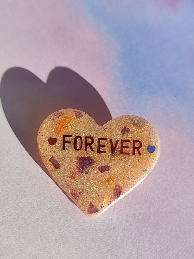 Broche cœur à paillettes - message : FOREVER
