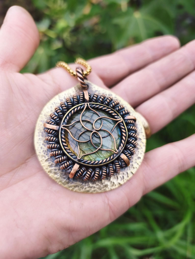 Pendentif Talisman Fleur de Vénus & Labradorite – Pièce Unique Puissante