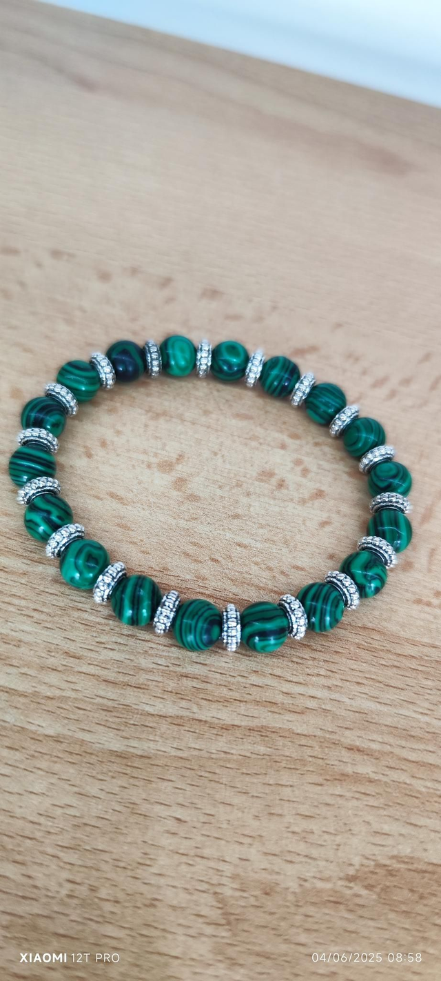 Bracciale con perline verdi e distanziatori