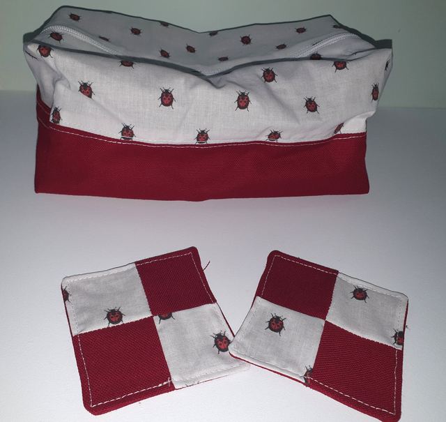 Trousse rectangulaire bordeaux et ses dessous de verres OFFERTS 