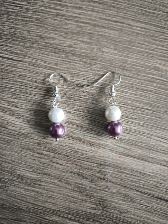 Boucles d’Oreilles Perles de Majorque Blanches et Mauve – Bijoux Élégants en Acier Inoxydable