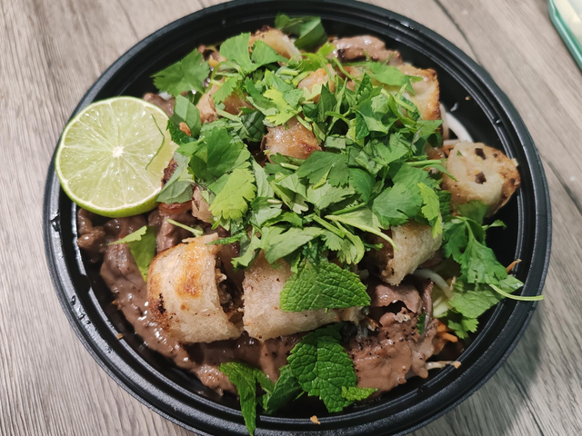 Bo-bun ( vermicelle,légumes,bœuf mariné, nem poulet)