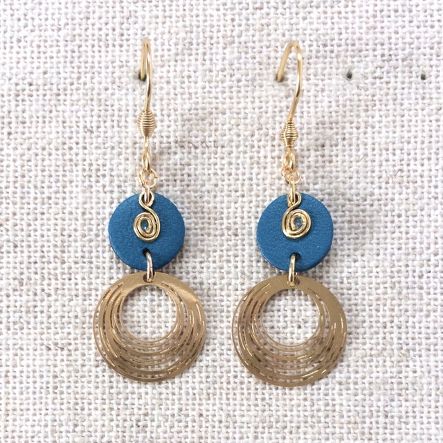 Boucles d’oreilles « Ondes » dorées, cuir bleu canard
