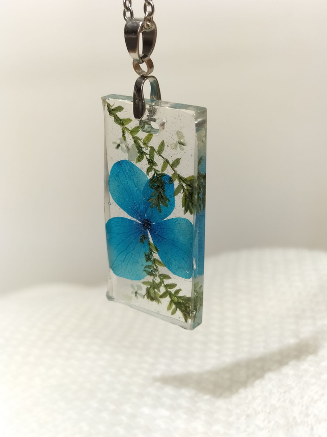 Pendentif rectangulaire transparent et fleurs séchées