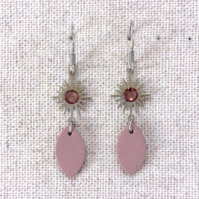 Boucles d’oreilles « Giocoso afinado » argentées, cuir rose poudré