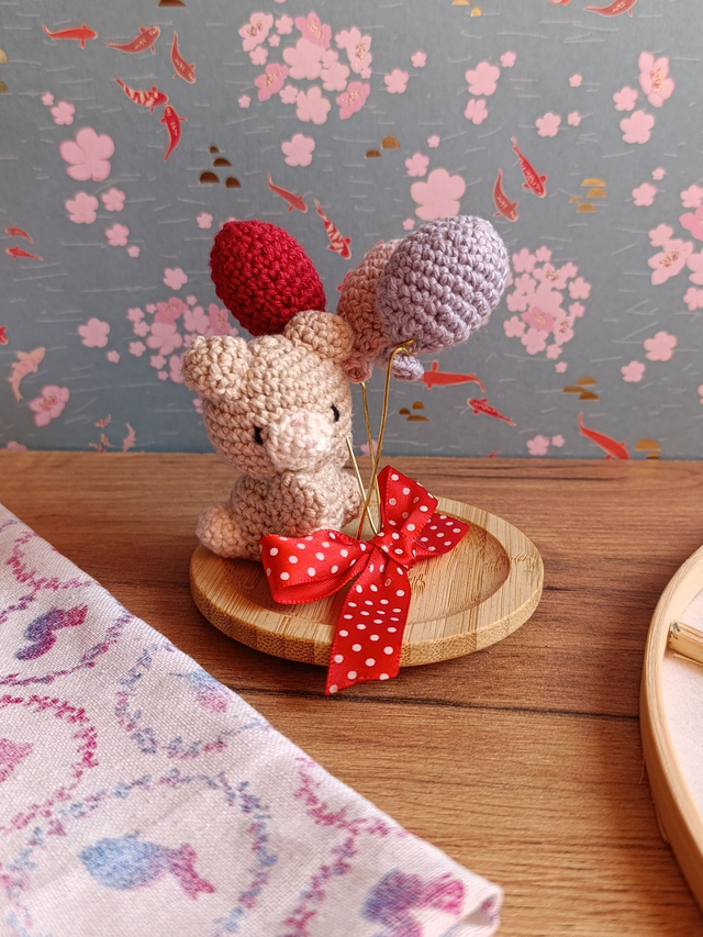 Bär mit Ballons und Punkteschleife auf Bambus