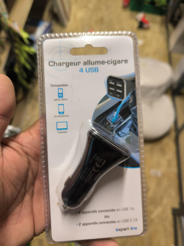 CHARGEUR ALLUME CIGARE 4 PORTS USB