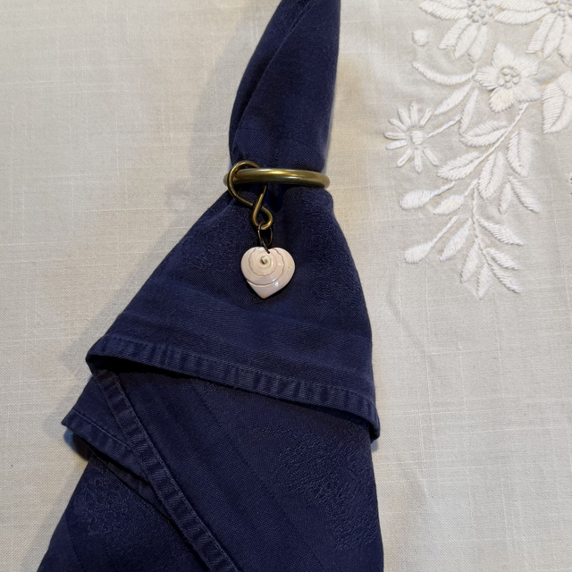 Messing servetring met schelphartje