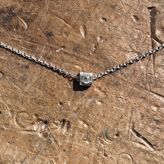 J732 CIONDOLO CUBETTO BETON BOCCIARDATO