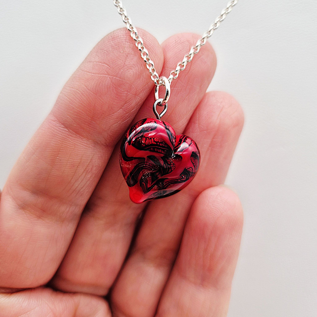 Pendentif Cœur rouge avec fil noir et aventurine dorée 1