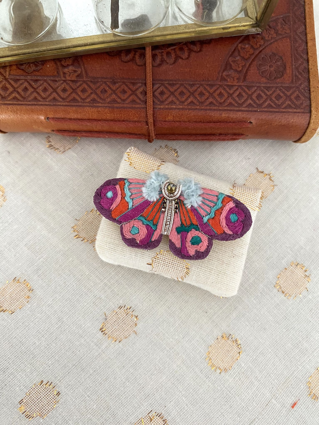 Broche brodée papillon fuchsia