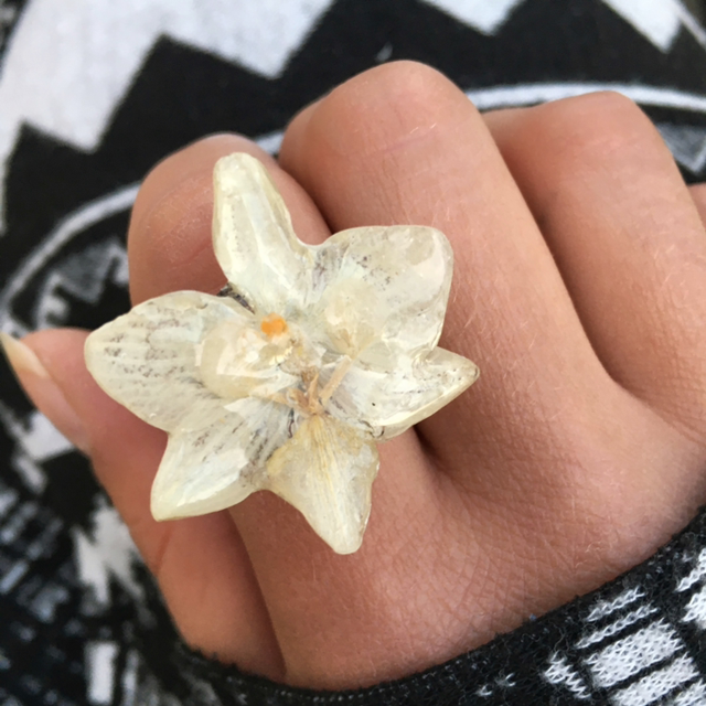 Minie white Orchid ring