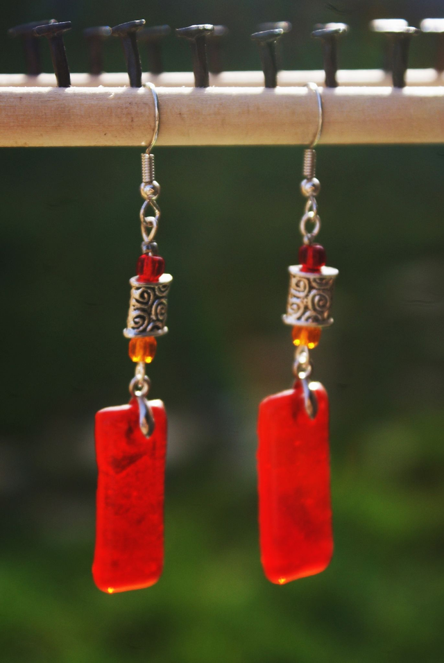 Boucles d&#039;oreilles en verre  rouge cerise transparent. 