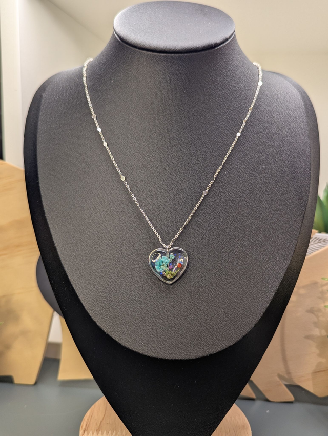 Collier avec chaine argent et pendentif en forme de cœur et fleurs séchées. 