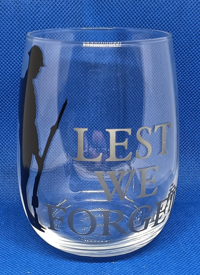 Custom Design Vinyl Silver &amp; Black Lest We Forget 13oz Glass.