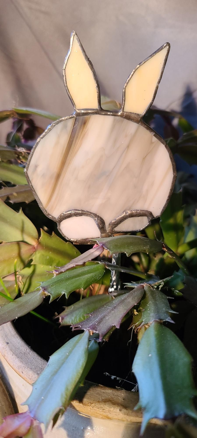 Lapin en verres gris marbré et blanc opalescents. 