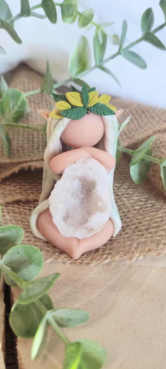 🌿 Gardienne des Lumières Cristallines – Cristal de Roche &amp; Couronne Elfique des Feuilles Sacrées 🌙