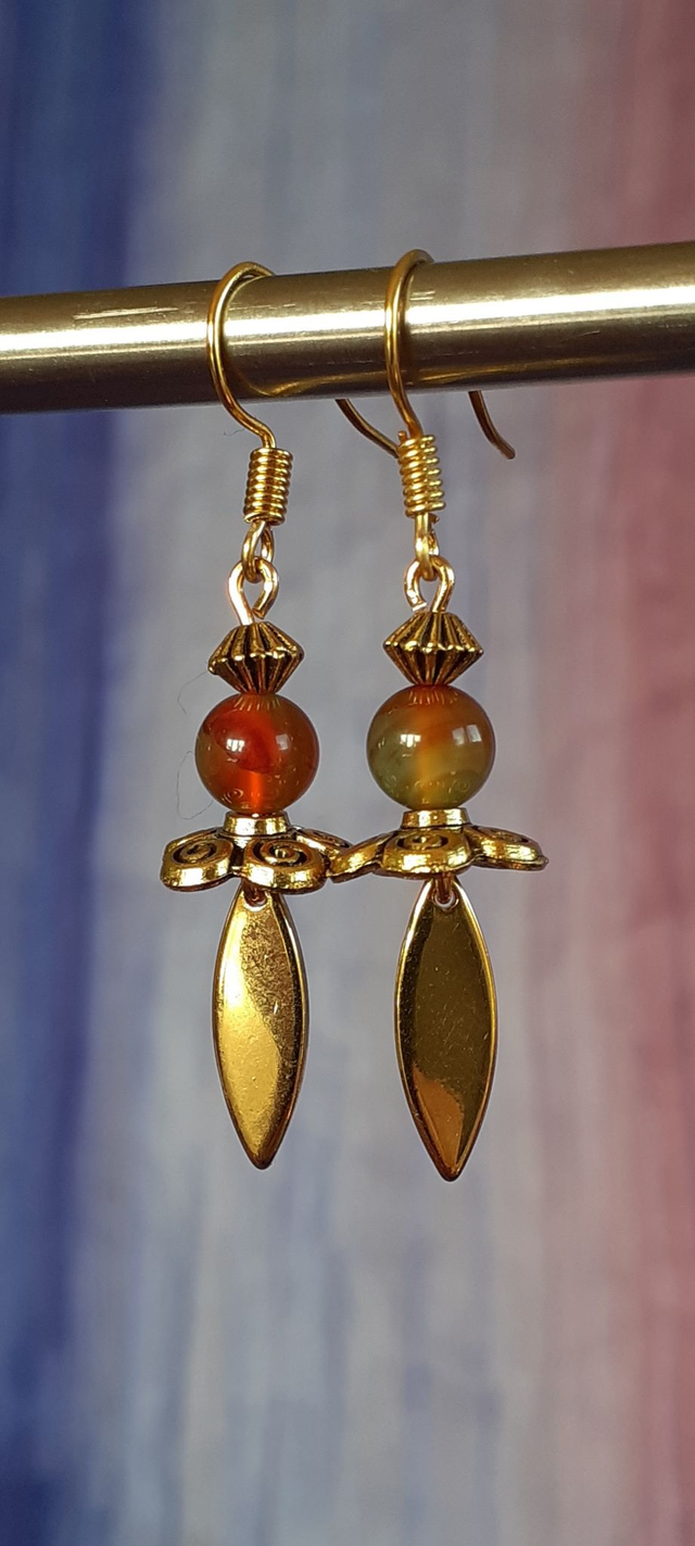 Lumia Boucles d'oreilles dorées, perle marbrée ocre brun