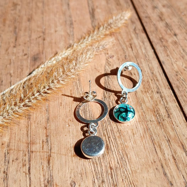 Puces d'oreilles pendantes "Cerclages d'Argent" en émail