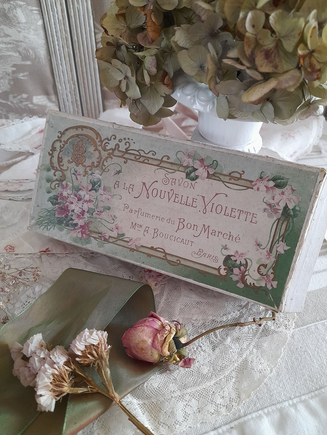 Boite de savon ancienne &quot;A la Nouvelle Violette - Au Bon Marché&quot;