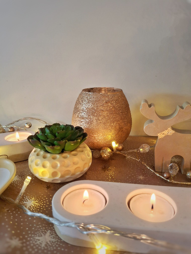 Pot avec plantes ou fleurs artificielles