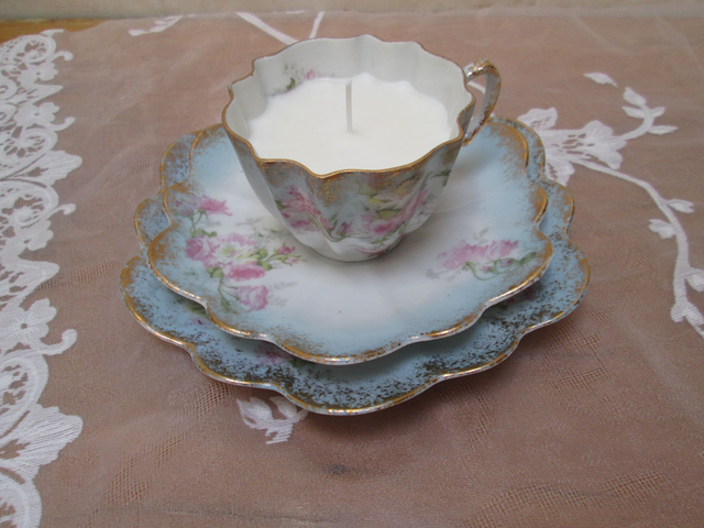 Bougie dans tasse à thé vintage bleue