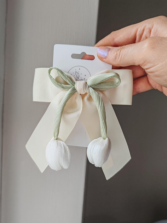 Buttermilk colour tulip hairbow