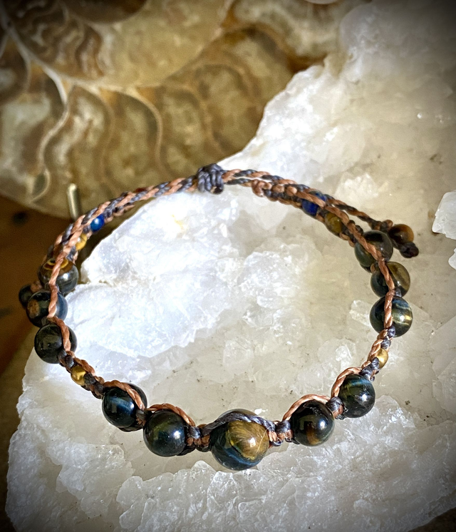 Bracelet micro-macramé et perles d'Oeil de Faucon