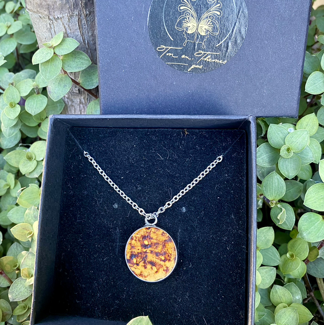 Collier et pendentif en cuir d’esturgeon 