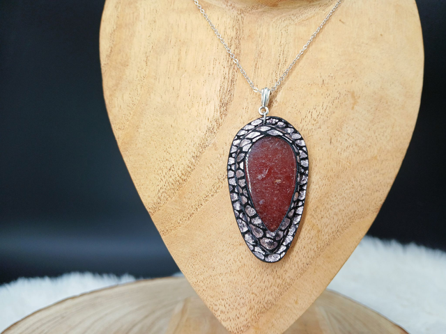 Besenclae, pendentif en quartz fraise et cuir