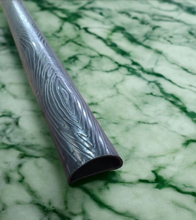 Main Courante Décoratif Motif Bois 62x30x1.5 mm. tube acier barre de 3 m. 