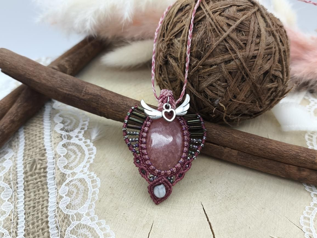Collier micro macramé avec médaillon en rhodocrosite et perles miyuki