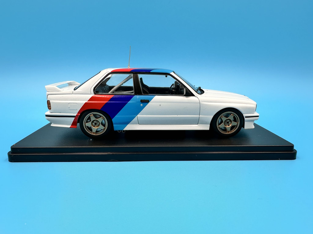 BMW M3 E30 år 1989 -Modellbil - Skala 1:24