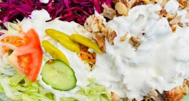 Kebapteller mit Salat
