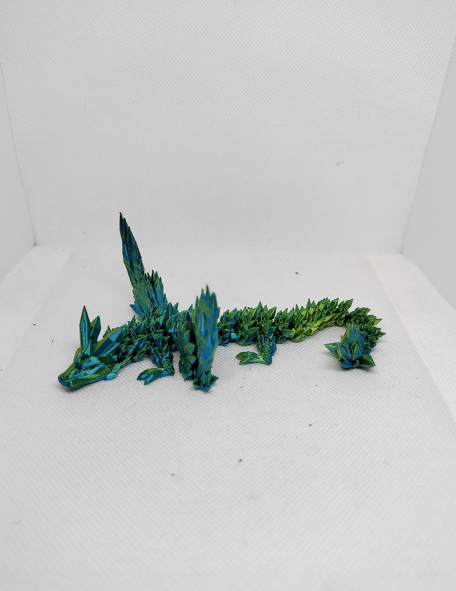 Bébé dragon cristal avec des ailes 