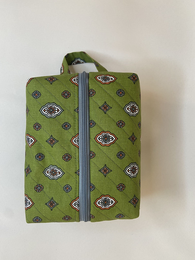 TROUSSE DE TOILETTE KAKI MOTIF PROVENÇAL