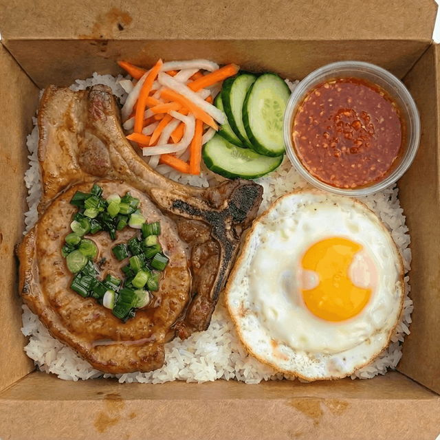 R1. Saigon Reis mit gegrillter Schweinenacken und Spiegelei