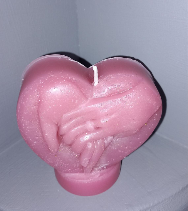 BeaCrea au plaisir d'offrir,les bougies fondantes vous propose cette magnifique bougie parfumé deux main avec alliance dans un cœur ,Prix :8€