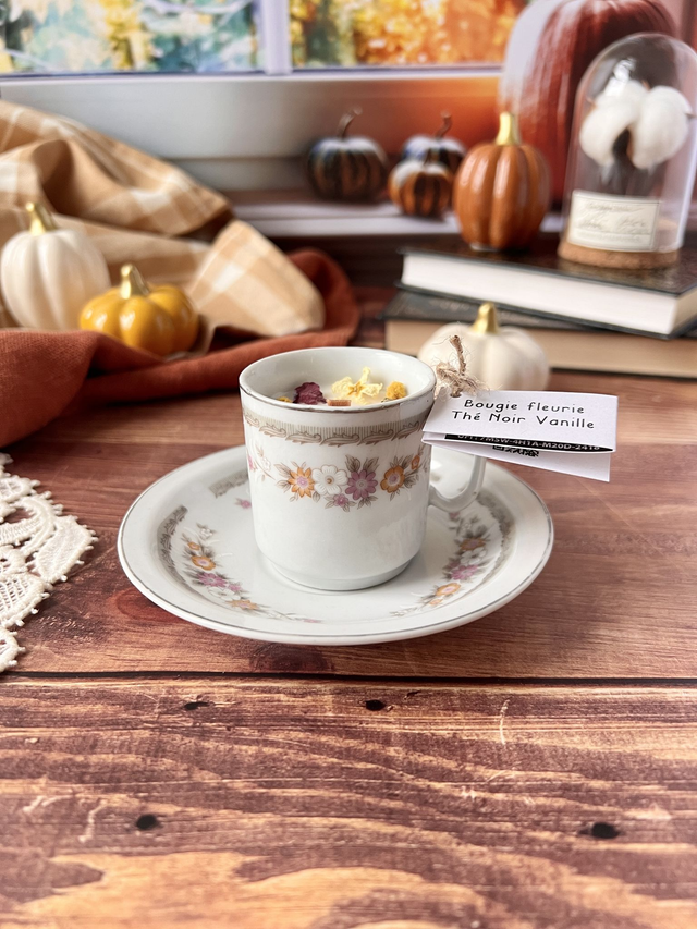 🍁 Bougie Thé noir vanille - tasse à café &quot;fleurs d&#039;automne&quot; avec sous-tasse