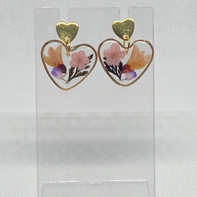 Gold coloured earrings with real flowers 