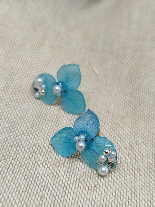 Clous d'oreilles Joy en fleurs résinées coloris bleu